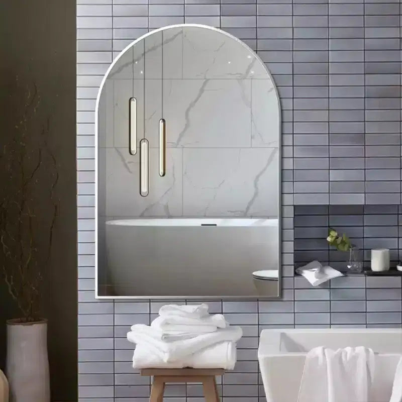 Miroir de salle de bain mural arqué à cadre métallique noir.