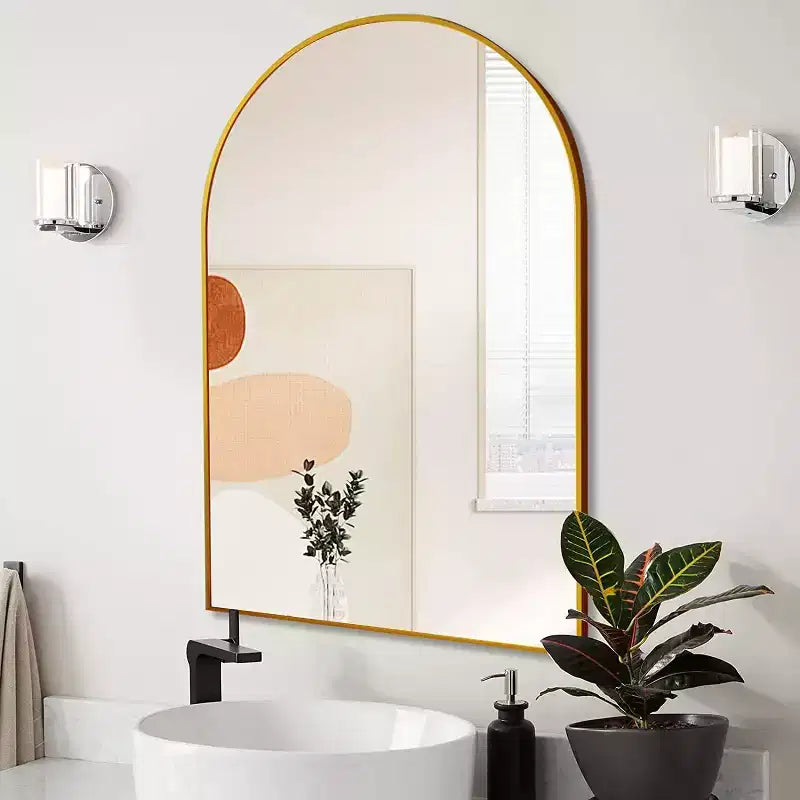 Miroir de salle de bain mural arqué à cadre métallique noir.