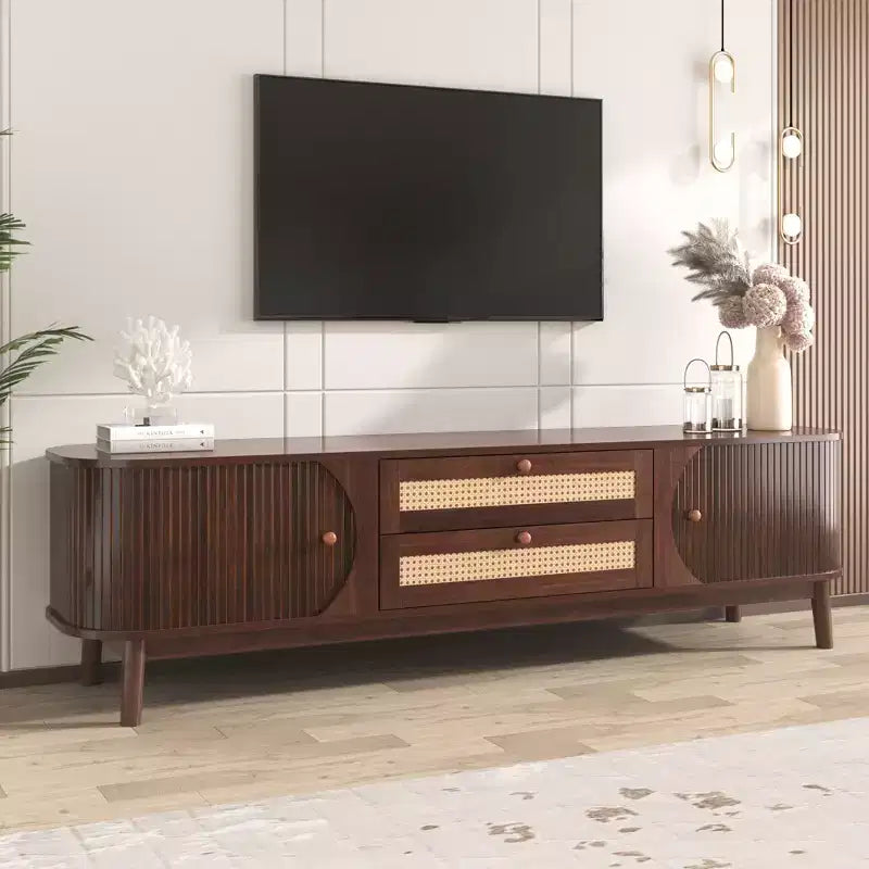 Meuble TV de style ferme moderne avec tiroirs en rotin et portes coulissantes