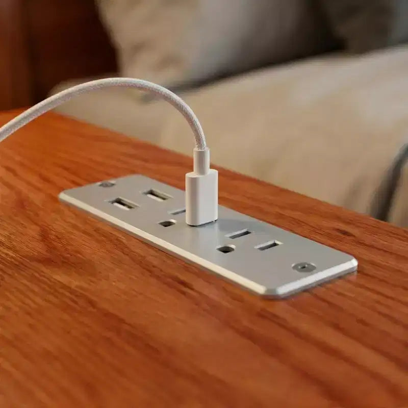 Table de chevet 2 tiroirs en hévéa avec station de recharge