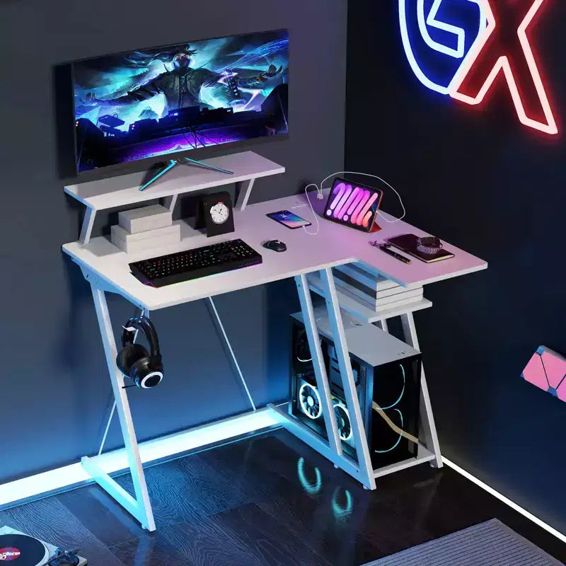 Bureau de jeu en forme avec prises et ports USB et étagère pour écran