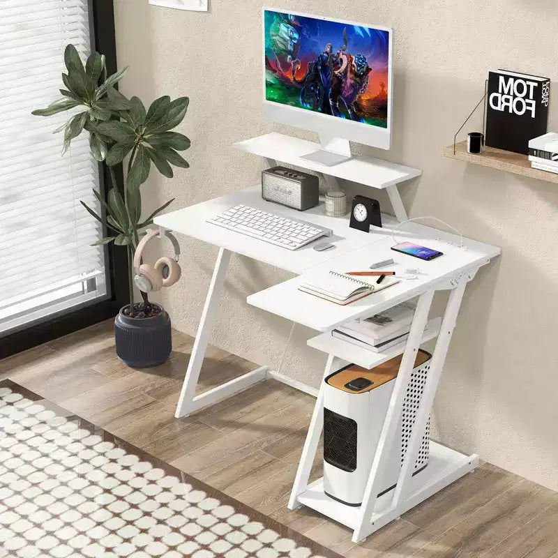 Bureau de jeu en forme avec prises et ports USB et étagère pour écran