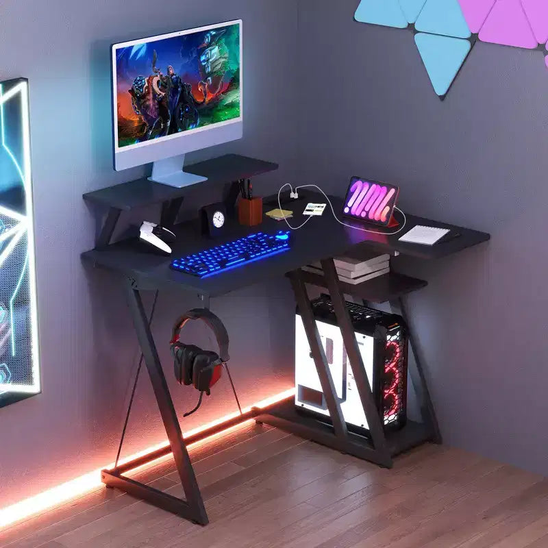 Bureau de jeu en forme avec prises et ports USB et étagère pour écran