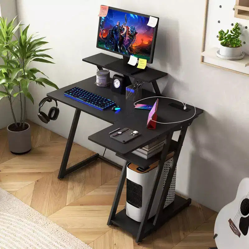 Bureau de jeu en forme avec prises et ports USB et étagère pour écran